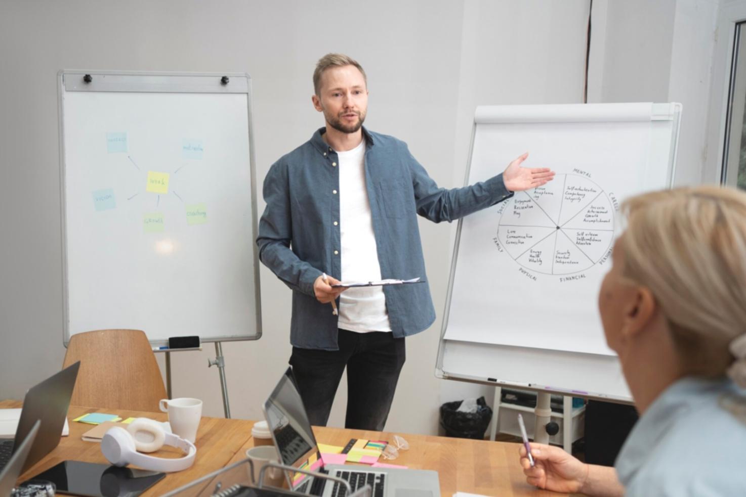 Aula de formación financiera con estudiantes trabajando en análisis de casos reales